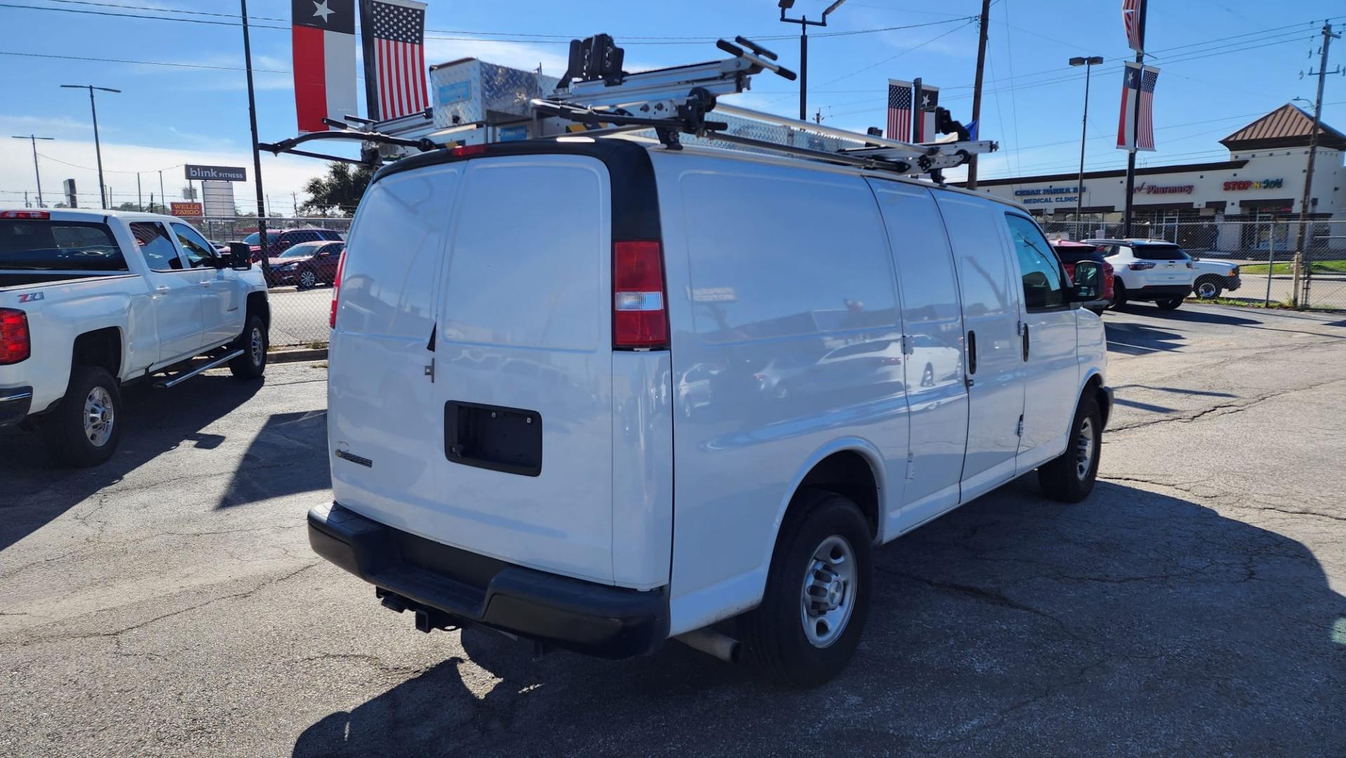 2020 White Chevrolet Express 3500 Cargo (1GCZGGFG7L1) with an 6.0L V8 OHV 16V FFV engine, 6A transmission, located at 1842 Wirt Road, Houston, TX, 77055, (713) 973-3903, 29.805330, -95.484787 - Photo#4